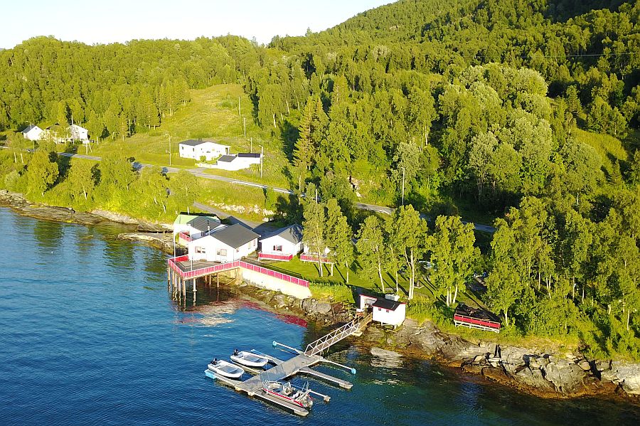 Top Lage im Schutz der Insel Senja: das Sandbakken Fishing Camp!