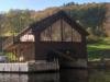 Blick vom Wasser auf das Ferienhaus und die Einfahrt in die Bootsgarage.
Ihr großes Angelboot wird direkt an der Steganlage vor dem Haus angelegt werden.