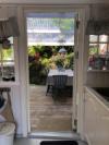 Blick aus der Küche im Haus   hinaus zur zusätzlichen Außenküche