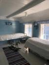 Das >blaue< Schlafzimmer mit 2 Einzelbetten und einem Doppelbett
