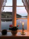 Blick aus dem Wohnzimmerfenster auf den Fjord