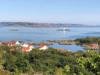 Blick auf den kleinen, malerischen Ort >Loshavn< - hier ungefähr in Höhe des rechten Bildrands liegt das Ferienhaus >Fjeldet<. 
Im Hintergrund sieht man den bekannten Leuchtturm Katland