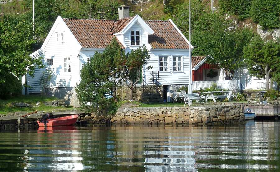Ferienhaus Malakka liegt traumhaft in einer geschützen Bucht vor Farsund. Norwegische Idylle pur!