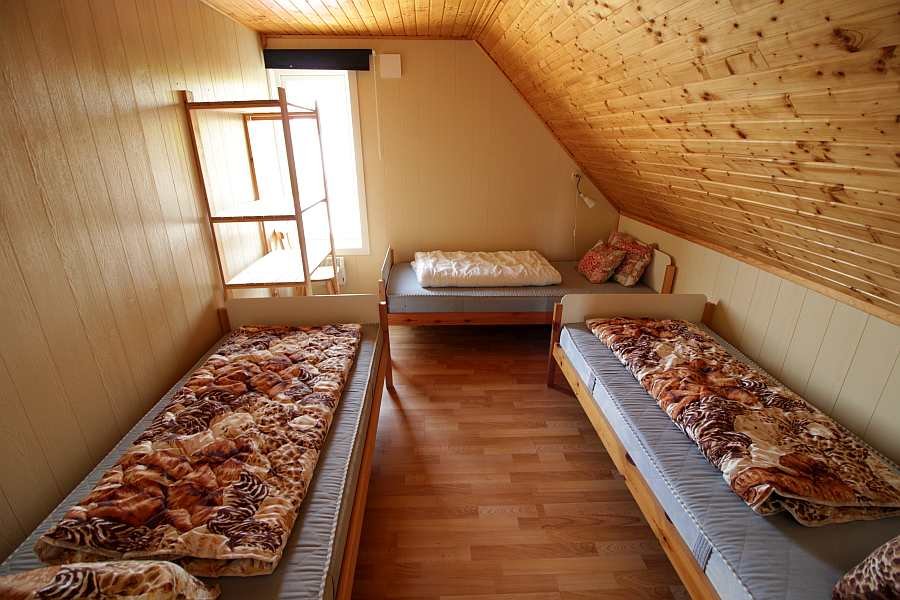 Eines der beiden fast identischen Schlafzimmer mit je drei Einzelbetten in der Wohnung im Obergeschoß