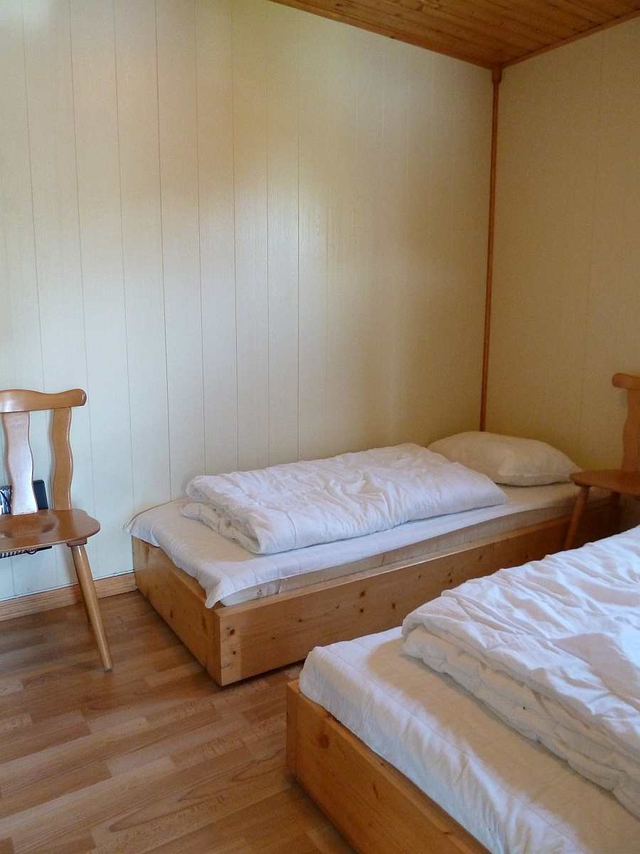 Das zweite Schlafzimmer mit drei Einzelbetten in der Wohnung im Erdgeschoß
