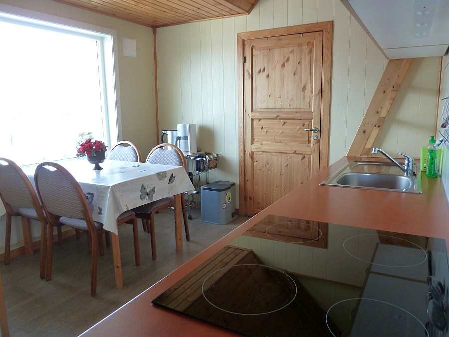 Blick von der offenen Küche zum  Essbereich in der Wohnung im Obergeschoß (Esstisch ausziehbar)