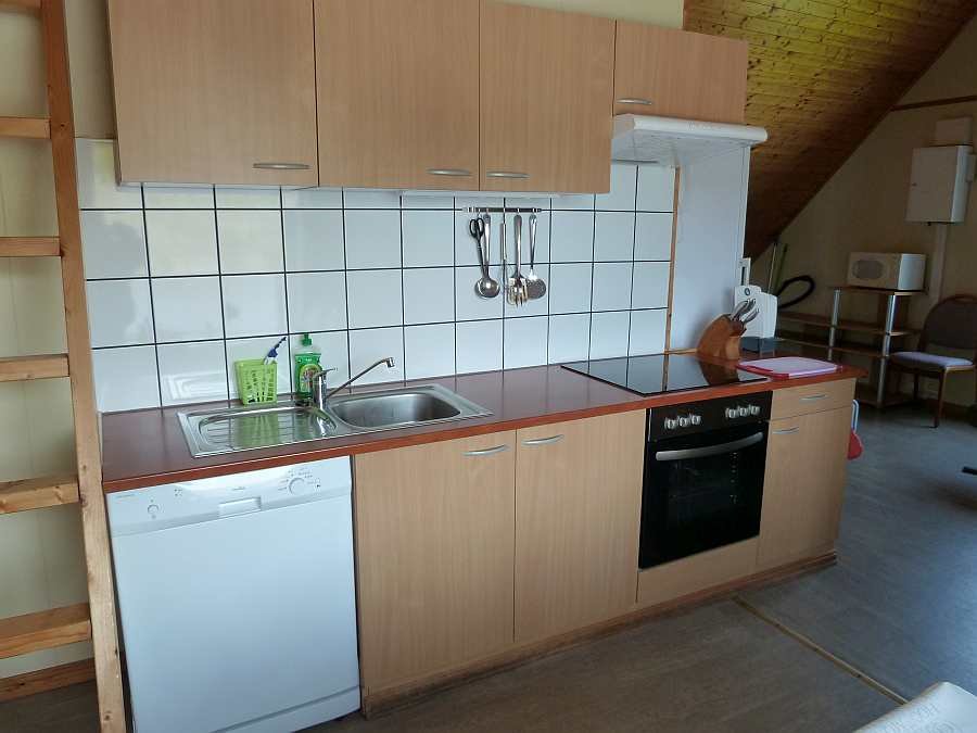 Die komplett eingerichtete Küche der Wohnung im Obergeschoß