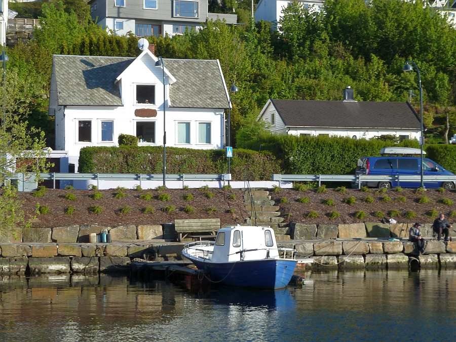 Ferienhaus  Rømy  liegt direkt am Wasser und bietet zwei separate Wohnungen für jeweils max. 6 Personen.  Wenn beide Wohnungen von einer Gruppe zusammen gebucht werden, haben bis zu 12 Personen Platz