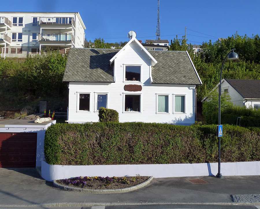 Ferienhaus Rømy liegt am Rande des kleinen Ortes Farsund. Von hier aus kann man auch zu Fuß zum Einkaufen gehen