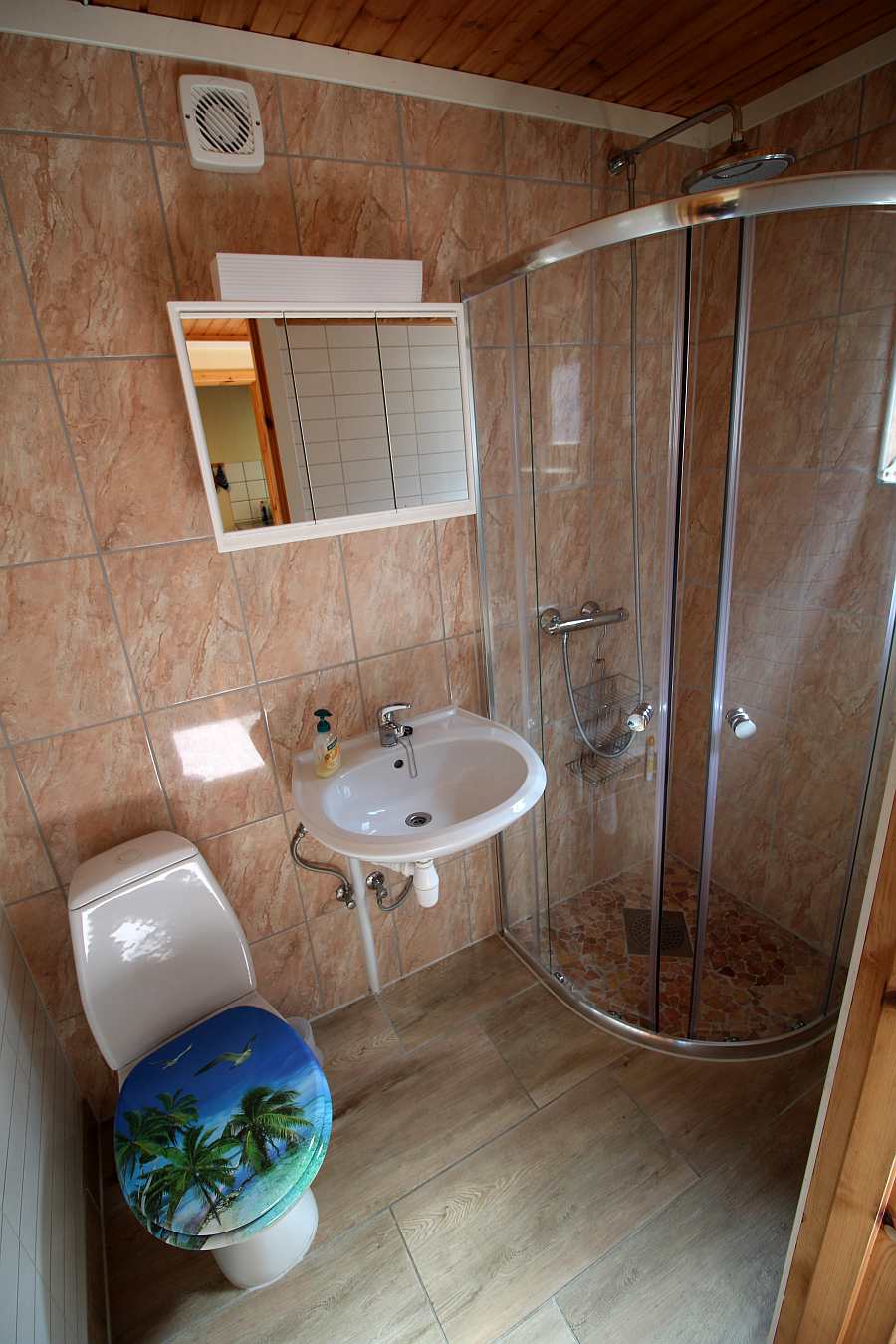 Das identisch ausgestattete Bad der Wohnung im Erdgeschoß