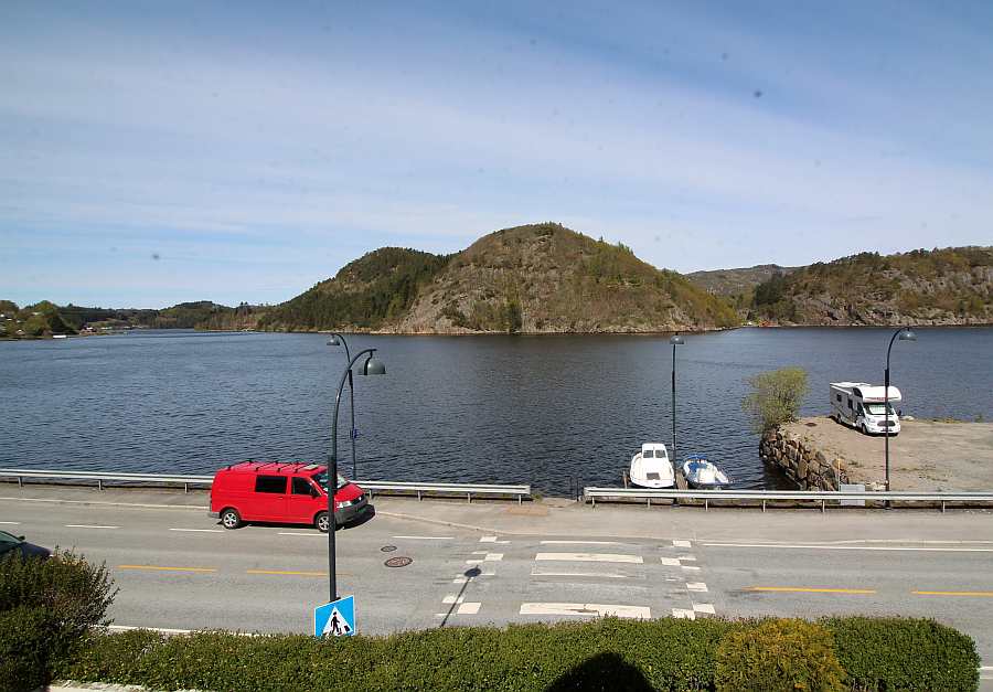 Blick von Ferienhaus Rømy auf den Lyngdalsfjoird
