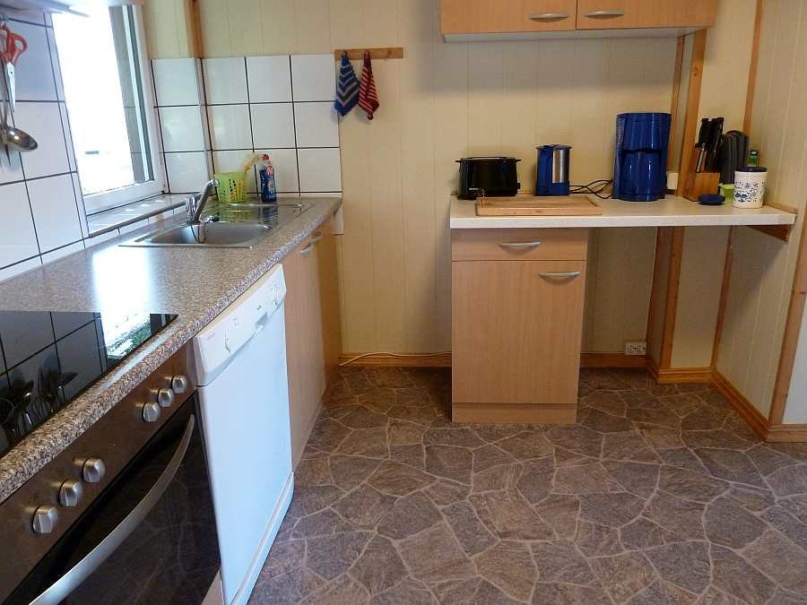 In beiden Wohnungen fehlt es an nichts in den Küchen - von der Kaffeemaschine bis zum Geschirrspüler ist alles vorhanden  (hier Wohnung im EG)