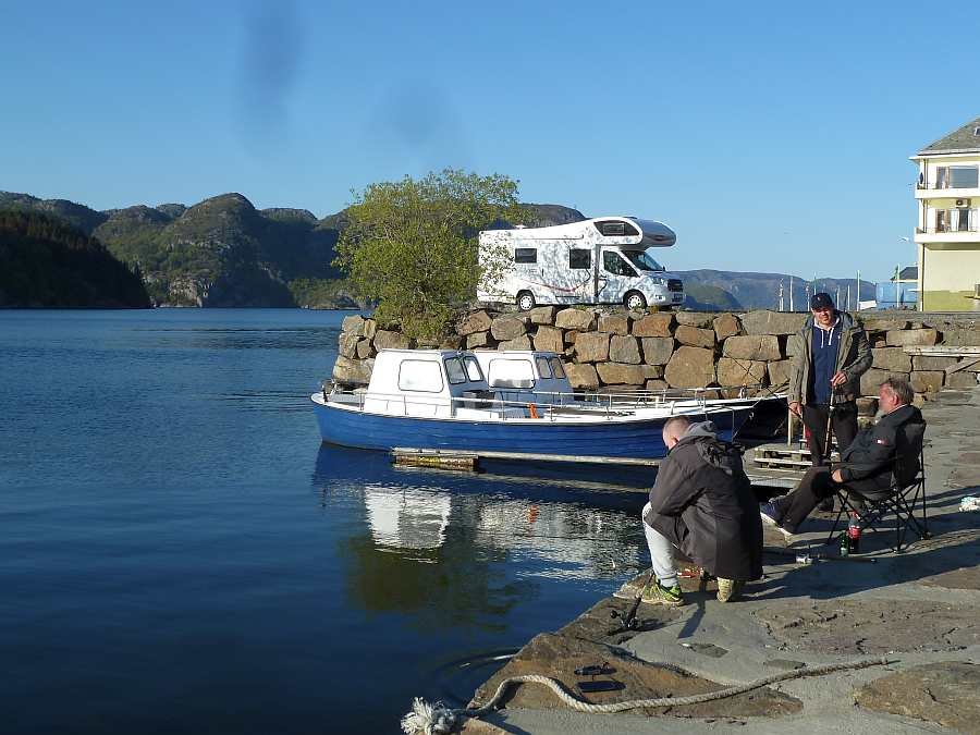 Unbedingt ausprobieren: Angeln vom Steg vor dem Haus...!
