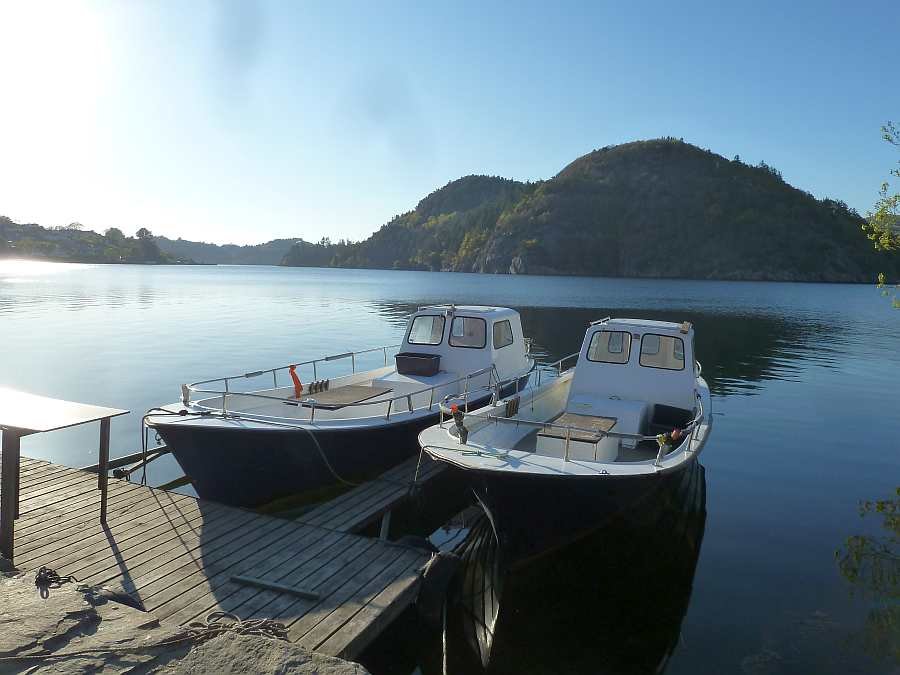 Der eigene Bootssteg direkt vor dem Ferienhaus - je Wohnung kann ein großes Dieselboot gebucht werden