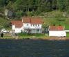 Die Lage des Hauses am Ufer des Fjordes - rechts steht das Bootshaus
