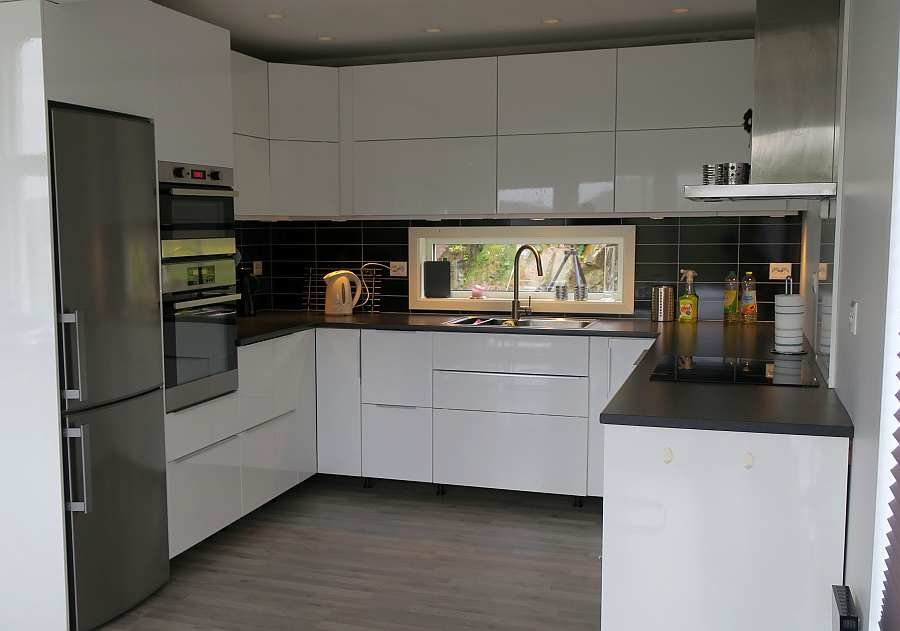 Die offene Studioküche des Ferienhauses ist modern und umfassend ausgestattet