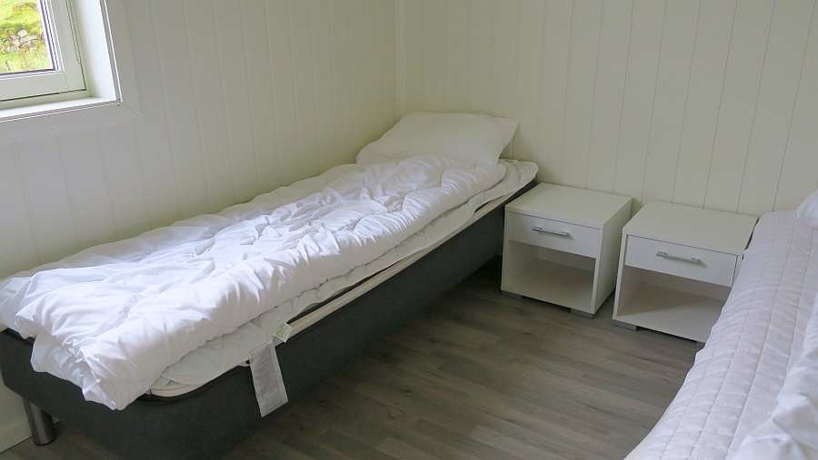 Das erste Schlafzimmer im Erdgeschoß mit 2 Einzelbetten (können bei Bedarf zu einem Doppelbett zusammen gestellt werden)