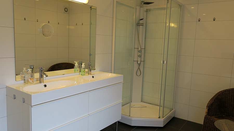 Das große Badezimmer im Erdgeschoß´des Ferienhauses mit Fußbodenheizung