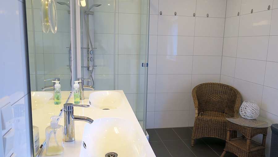 Auch das Bad ist hell und ansprechend