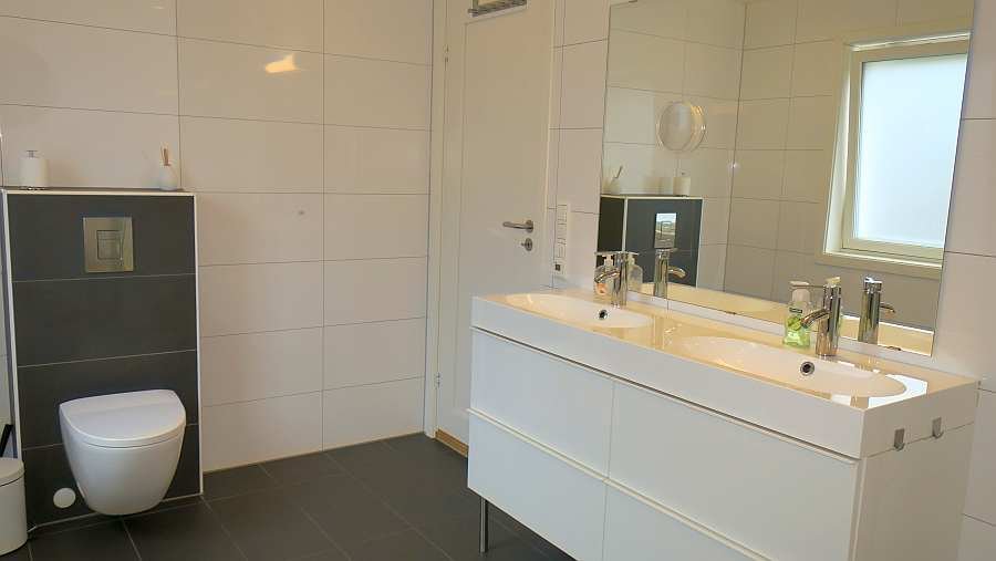 Hier stehen neben dem Doppel-Waschtisch noch eine Dusche und ein WC zur Verfügung