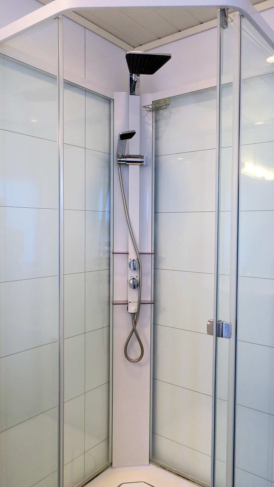 Die große Dusche im Badezimmer