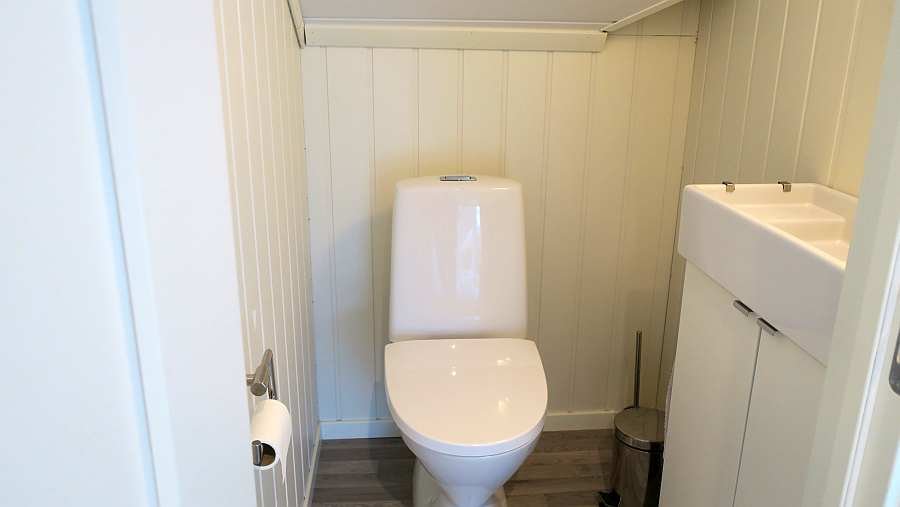 Der zusätzlich Toilettenraum mit Waschbecken im Obergeschoß