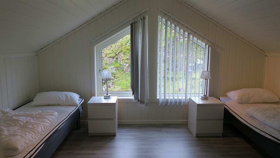 Das Schlafzimmer im Obergeschoß mit zwei Einzelbetten (auch hier kann man die Betten auf Wunsch zu einem Doppelbett zusammenstellen)