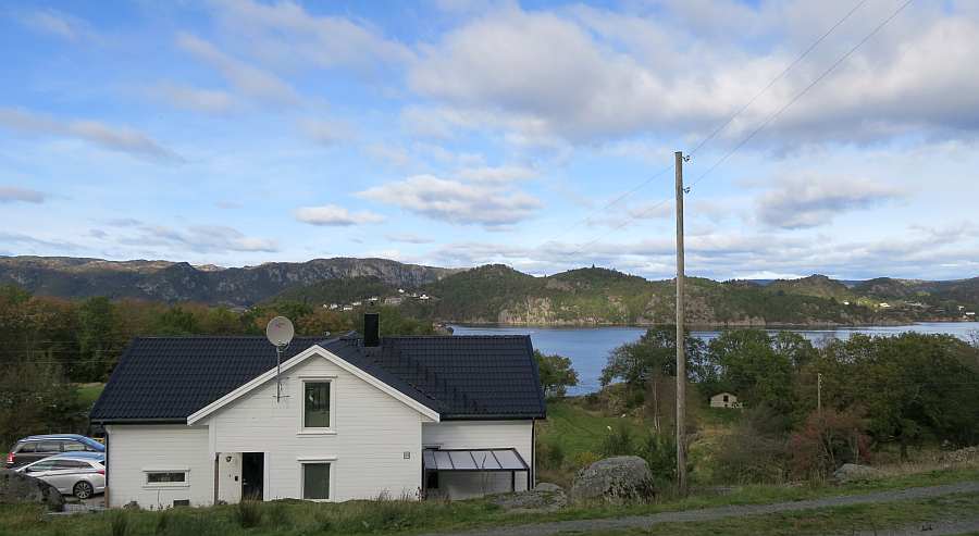 Durch die erhöhte Lage des Hauses hat man einen tollen  Weitblick über die wunderschöne Insellandschaft