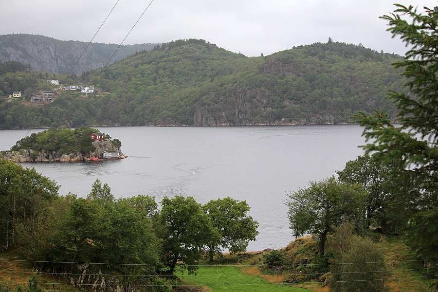 Der Ausgangspunkt für den Angel-Trip - hier vom Fjord direkt vor dem Haus ist man mit dem Boot bereits in wenigen Minuten am offenen Meer
