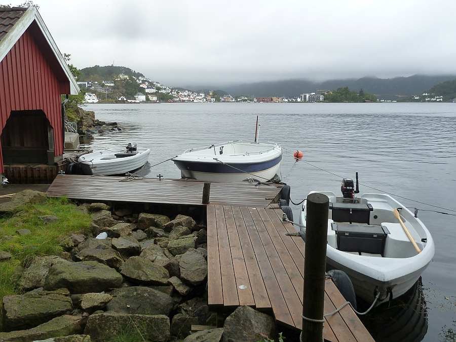 Hier am Bootshaus werden Ihre Boote liegen. Von hier aus kann man stilecht mit dem Boot nach Farsund zum Einkaufen fahren (Farsund im Hintergrund zu erkennen)