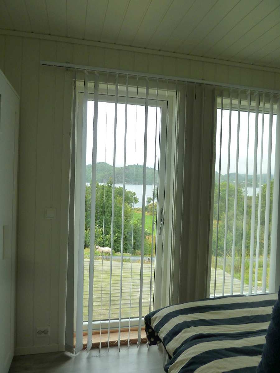 Von diesem Schlafzimmer hat man einen Blick auf den Fjord und direkten Zugang zu einer der Terrassen