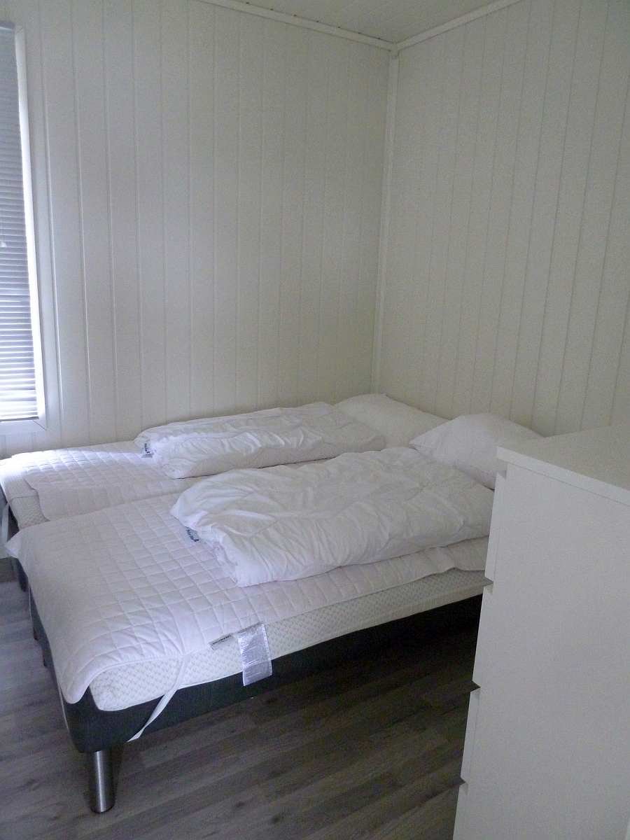 Das zweite Schlafzimmer im Erdgeschoß mit zwei Einzelbetten (hier zum Doppelbett zusammengestellt)