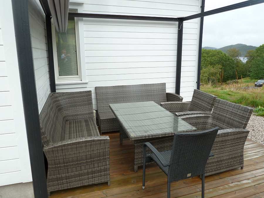 Die weitere Terrasse liegt windgeschützt auf der Rückseite des Hauses und kann elektrisch überdacht werden