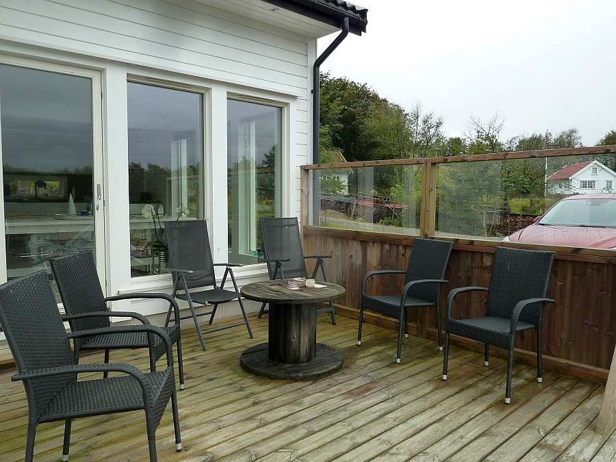 Die erste Terrassse des Hauses liegt an der Fjordseite