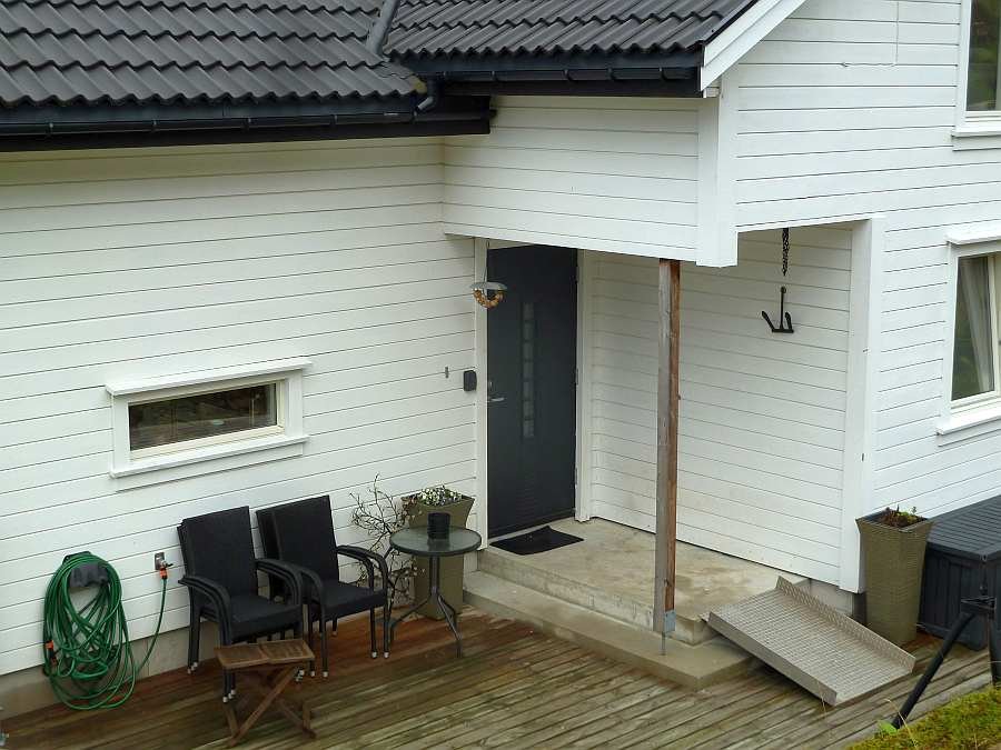 Der Eingangsbereich des Ferienhauses mit zusätzlichen Sitzmöglichkeiten und mit einer Rollstuhl-Rampe