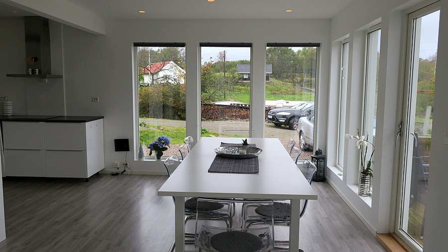 Der Übergang vom Essbereich in die offene Küche links