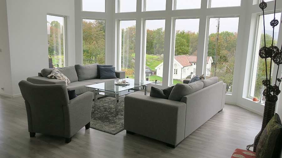 Die helle und freundliche Sitzecke im offen Wohnbereich des Ferienhauses