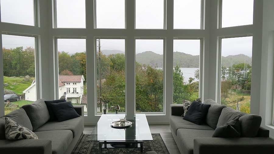 Die großen Panorama-Fenster ermöglichen einen freien Blick hinaus auf die Natur und den Fjord