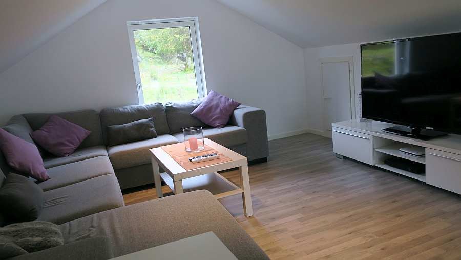 Der zusätzliche Wohnbereich im Obergeschoß - hier im  >Fernsehzimmer<  stehen Sat-TV, DVD-Player und gemütliche Sofas zur Verfügung