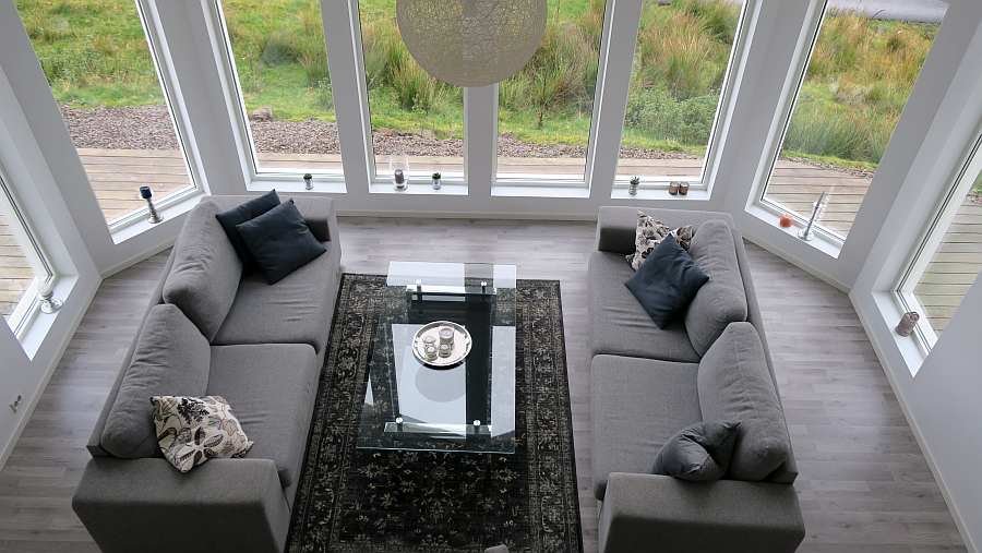 Blick von der Empore im Obergeschoß auf die Sitzecke im Erdgeschoß