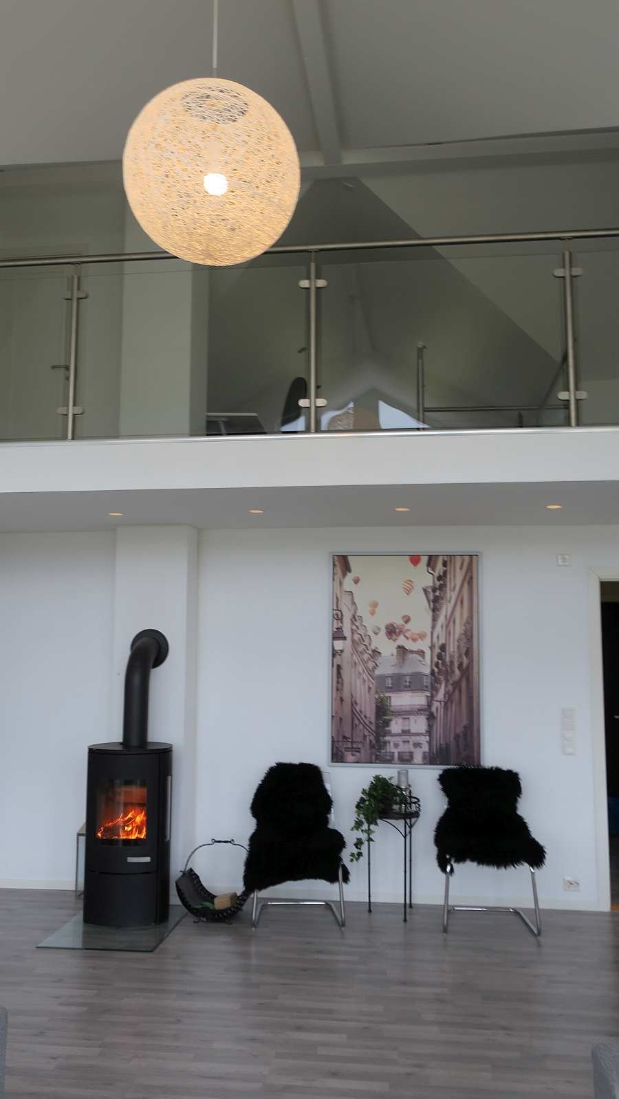 Die hohe Decke im Wohnbereich und die Empore im Obergeschoß machen den ganzen Raum offen und großzügig