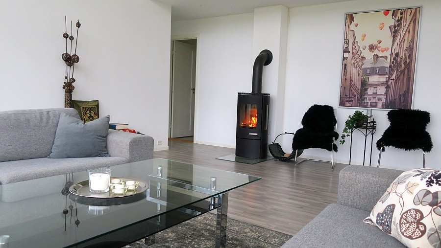 Der Kaminofen im Wohnraum sorgt für behagliche Stimmung