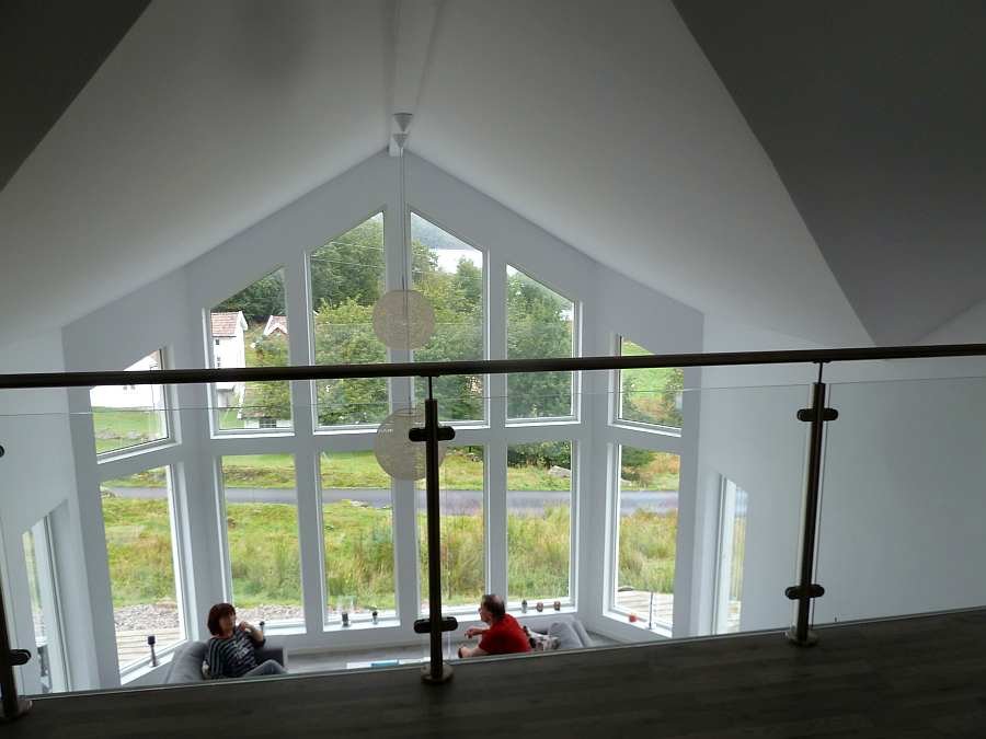 Blick von der Empore im Obergeschoß auf den offenen Wohnbereich