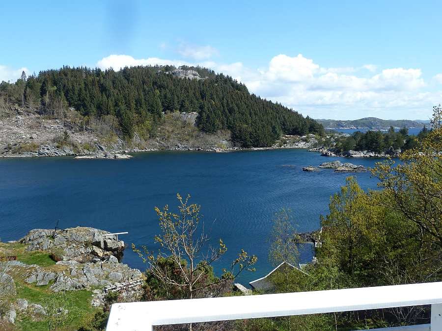 Blick von der Veranda auf den idyllischen Eikvåg-Fjord und den Schärengürtel