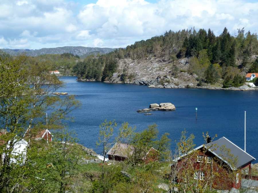Blick auf das Innere des wunderschönen Eikvåg-Fjords
