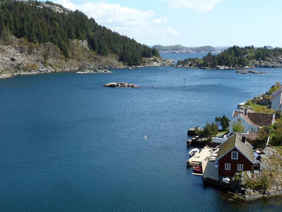 Blick auf den schönen Eikvåg-Fjord