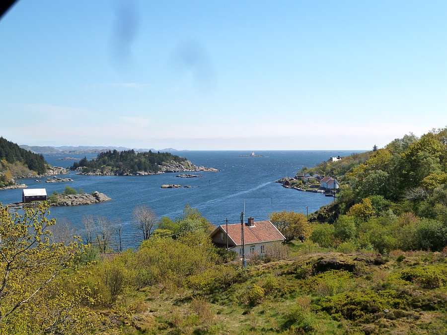 Blick auf den Ausgang vom Eikvåg-Fjord zum offenen Meer