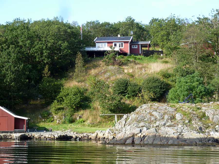 Von der leicht erhobenen Lage hat man einen fantastischen Blick auf den Fjord und das umgebende Schärengebiet