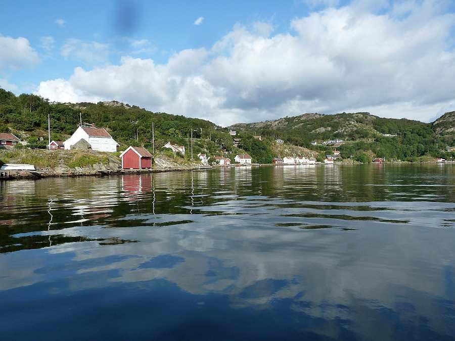 Bootsfahrt vom offen Meer in den Eikvåg-Fjord hinein