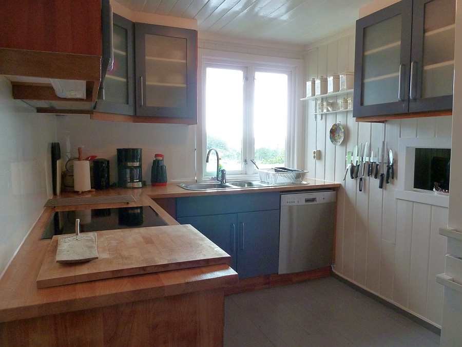 Die Küche ist umfassend ausgestattet - von der Kaffeemaschine bis zum Geschirrspüler ist alles vorhanden